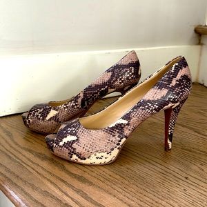 Worn a few times . Tons of life left!